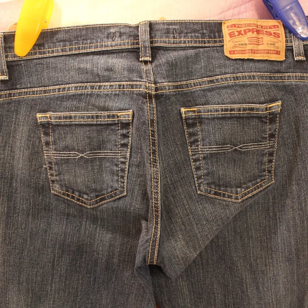 Express Precision Fit Flare Jeans Sz 6L - Image 4