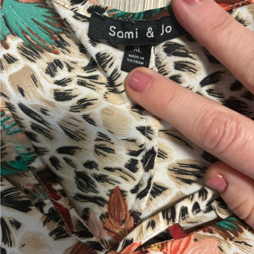 Sami & Jo XL Animal Print/Floral top pit to pit 23, length 25 - Image 3