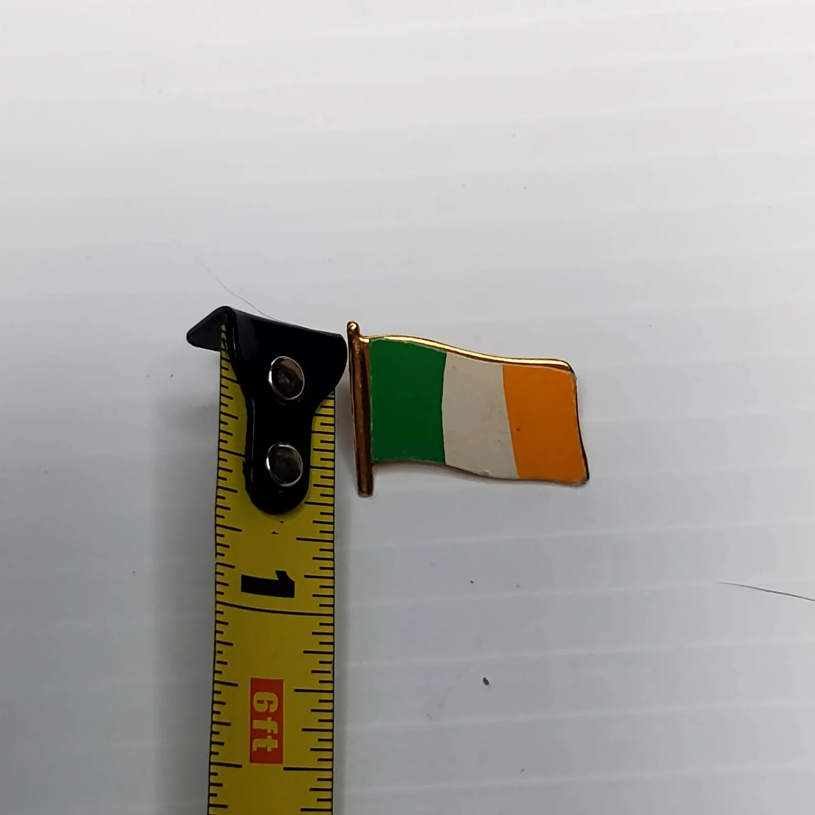 Vintage Ireland Irish Paper Flag Gold Tone Aluminum Pin Hong Kong - Image 4