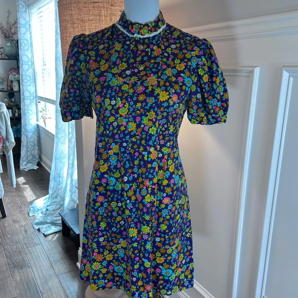 Vintage! EUC true vintage floral 70s dress with zipper in back and hook/eye neck Purple Size M - Image 2