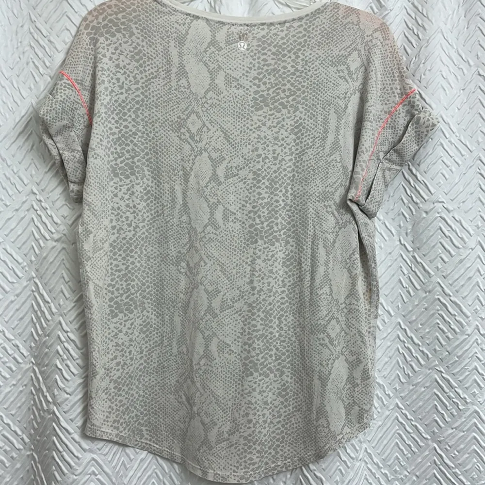 Lululemon Weekend Short Sleeve Desert Snake White Silver Fox / White Size Small - Image 4