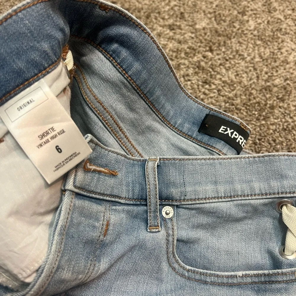 Express stretchy denim shorts - Image 3