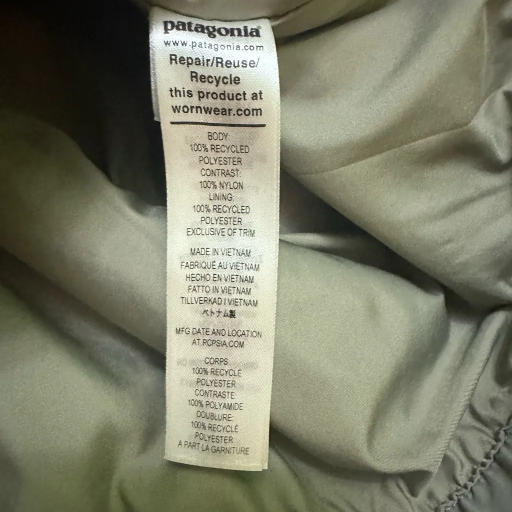 Patagonia Women's Green and Cream Teddy Jacket vintage - Image 16