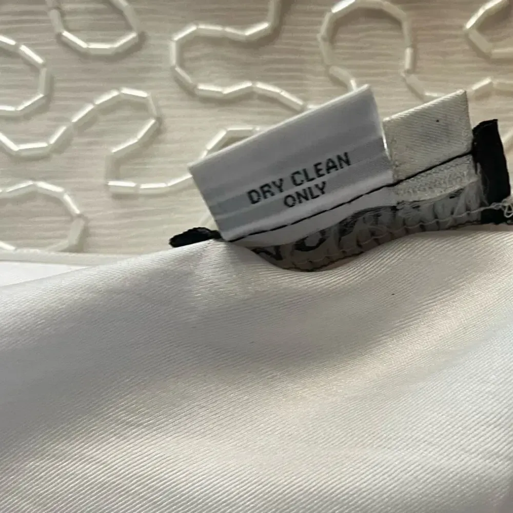 White 100% Silk Beaded Top‎ Size Medium - Image 15