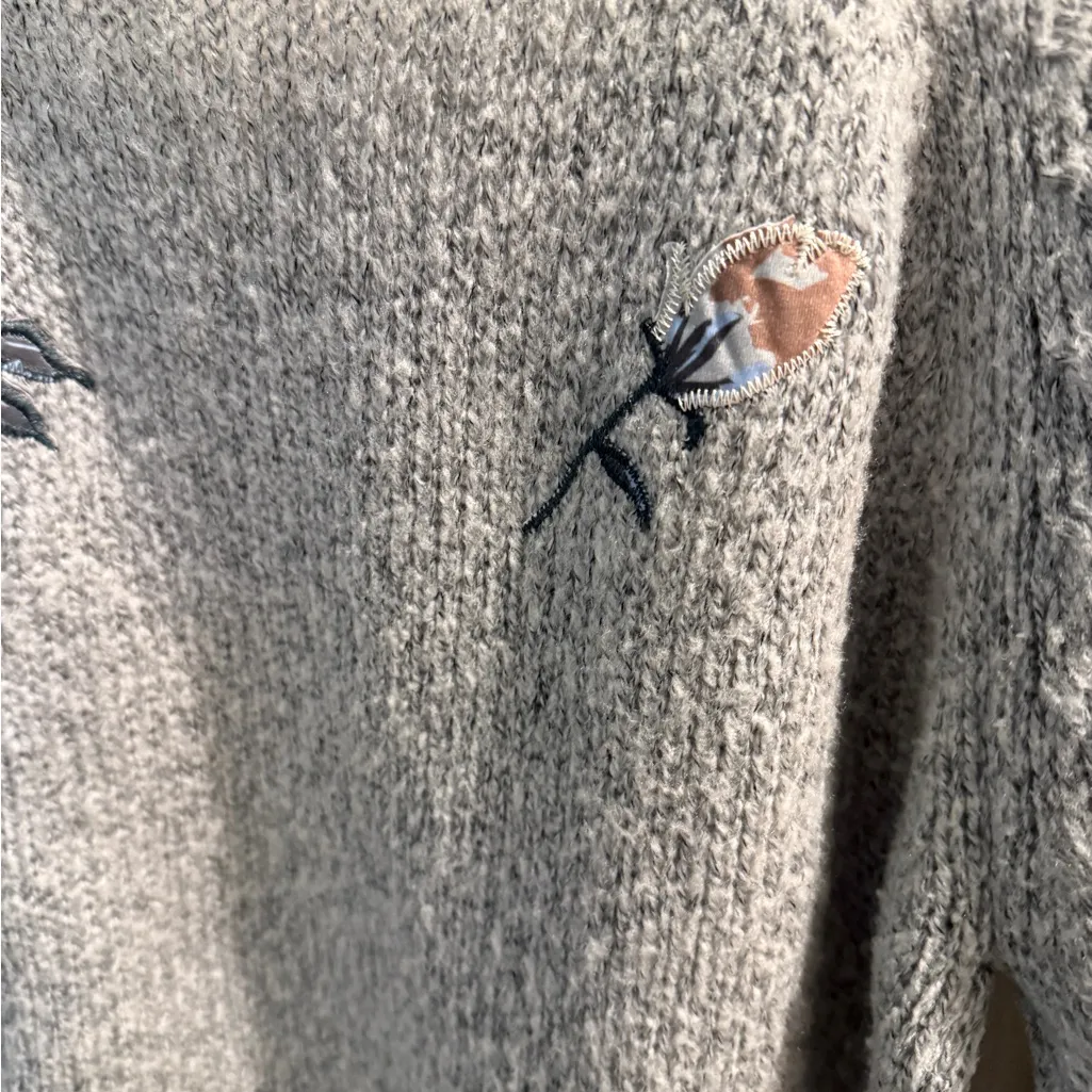 Woven Heart Gray Floral Women's Sweater size Medium pullover - Image 11