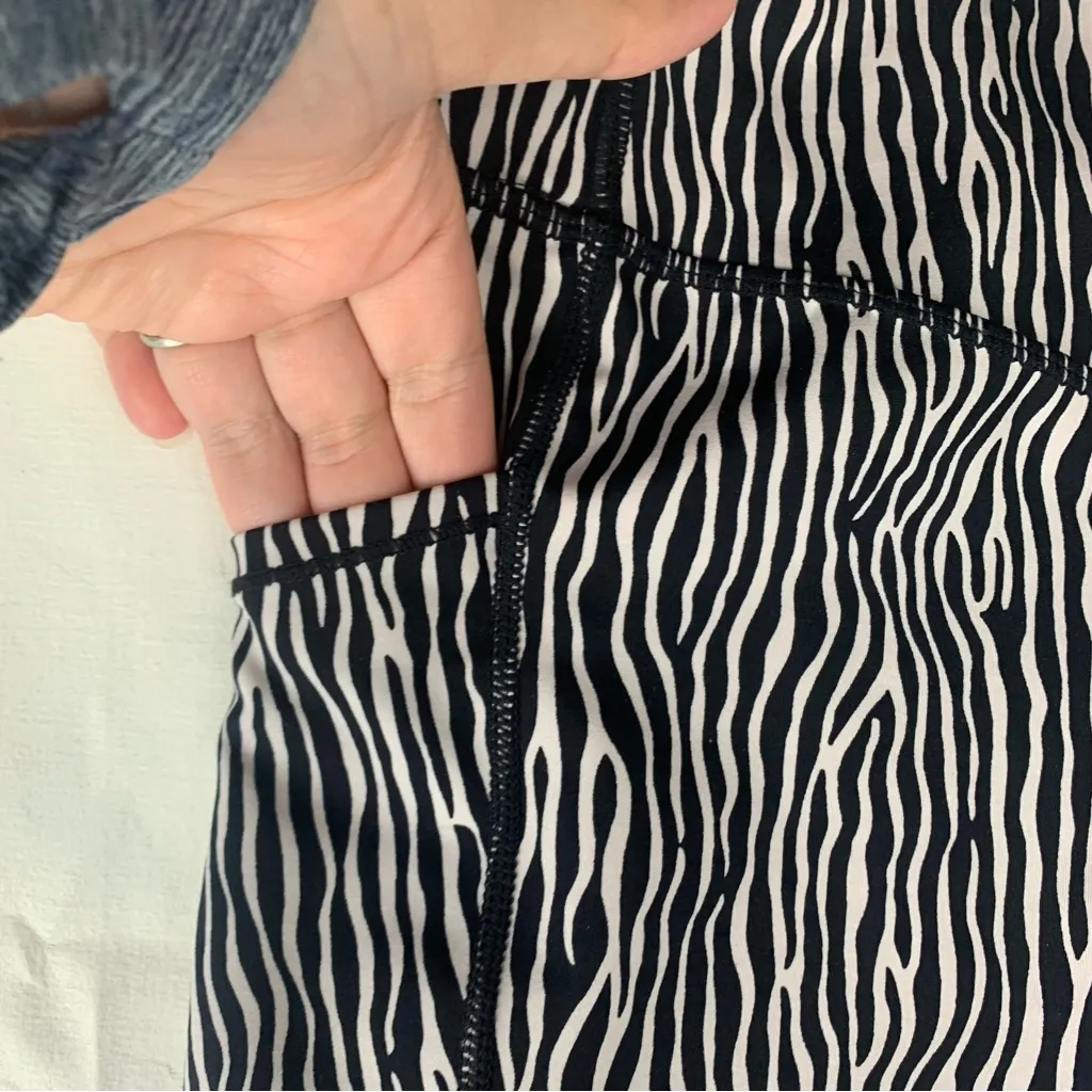 J. McLaughlin women's medium Black white Zebra Print Leggings pockets - Image 8