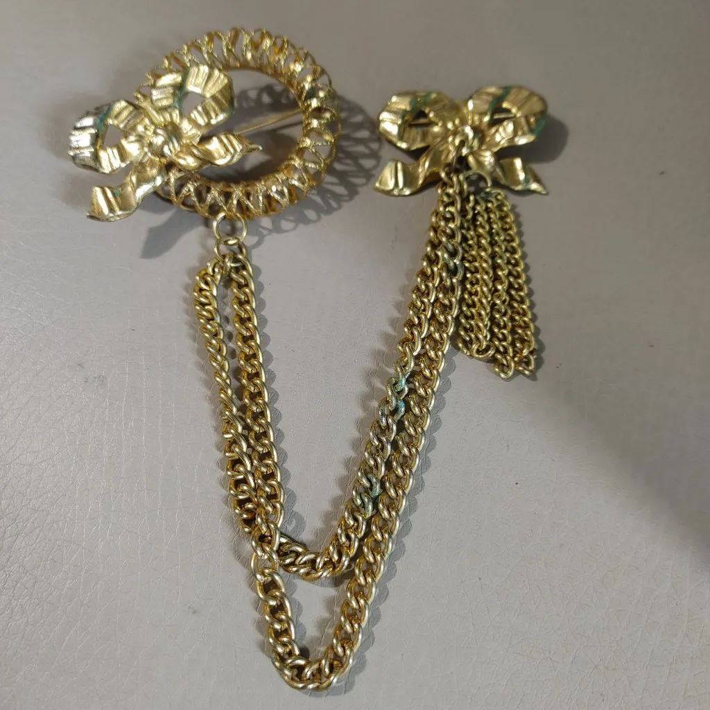 Swag Brooch Yellow Gold Tone Bow Chain Pin Set Ornate Tassel Dangle Detailing - Image 11