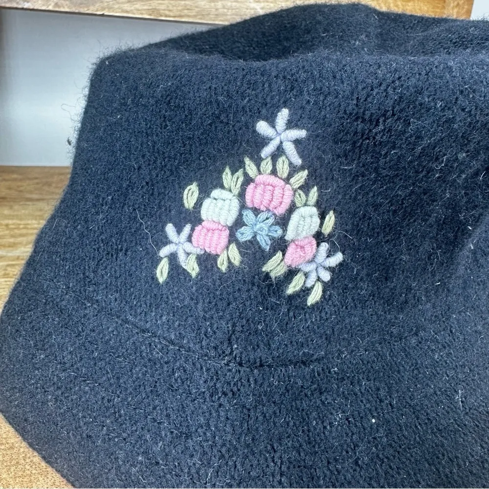 Berkshire Fashions Lambswool Black Bucket Hat w/ floral embroidery Y2K 2000s - Image 2