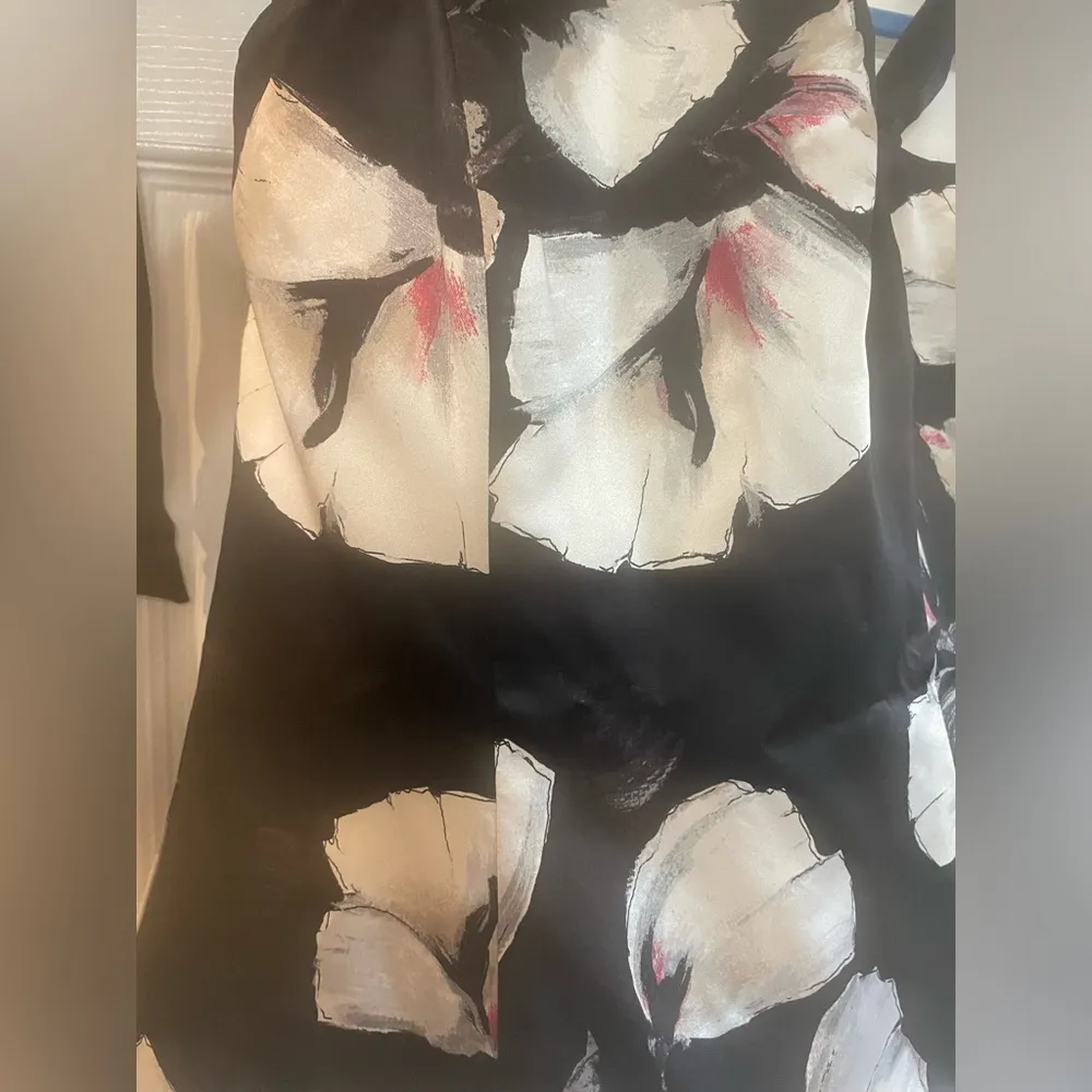 White House Black Market 100% silk floral halter top. See pics for measurements - Image 13