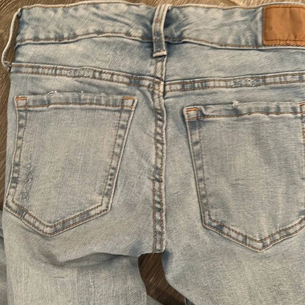 Women’s  size 0 low rise jegging light wash destroyed stretchy jeans - Image 7