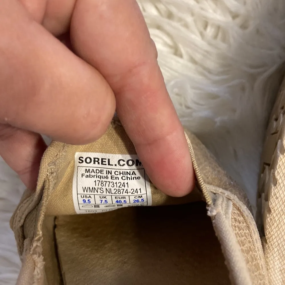 Sorel Shoes used in good condition still have life in it size 9.5 color tan - Image 5