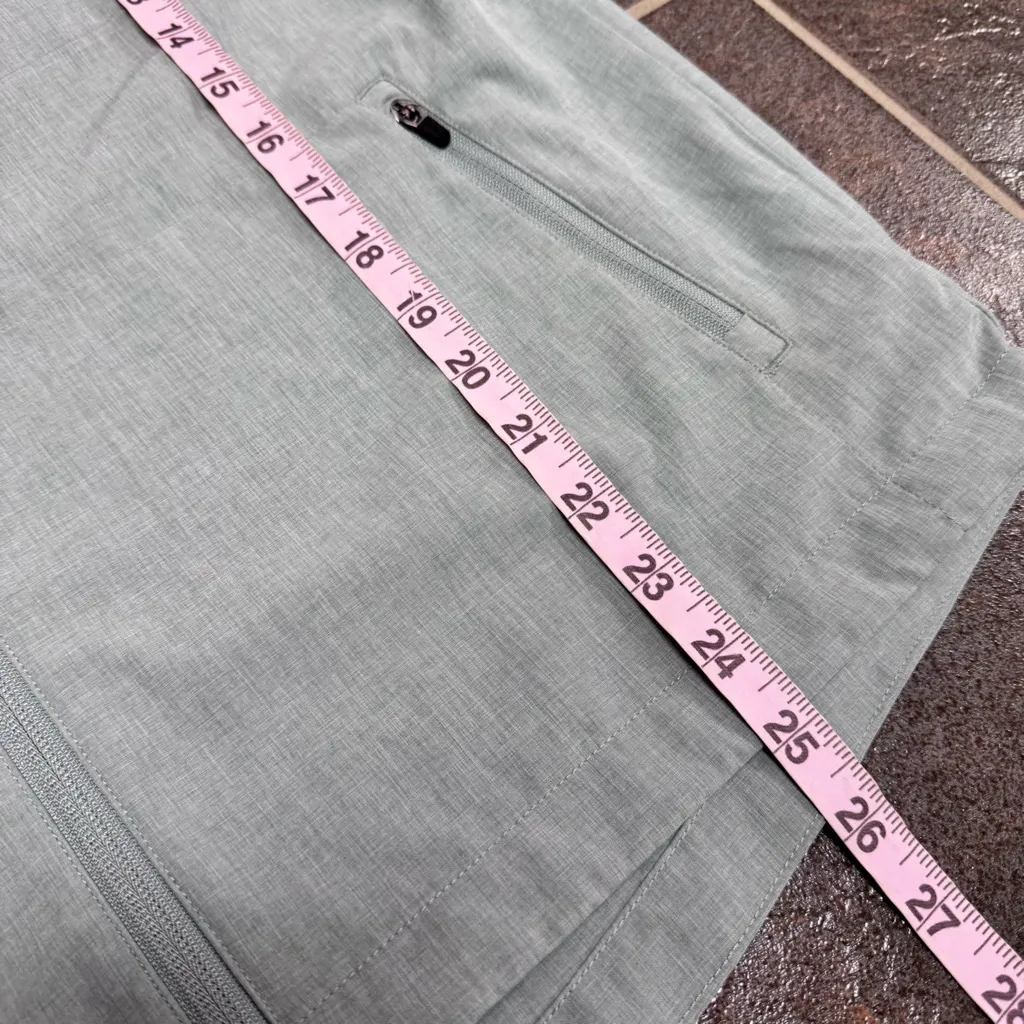 Vuori Outdoor Trainer Shell Lightweight Jacket Vintage Pistachio Linen Medium - Image 13