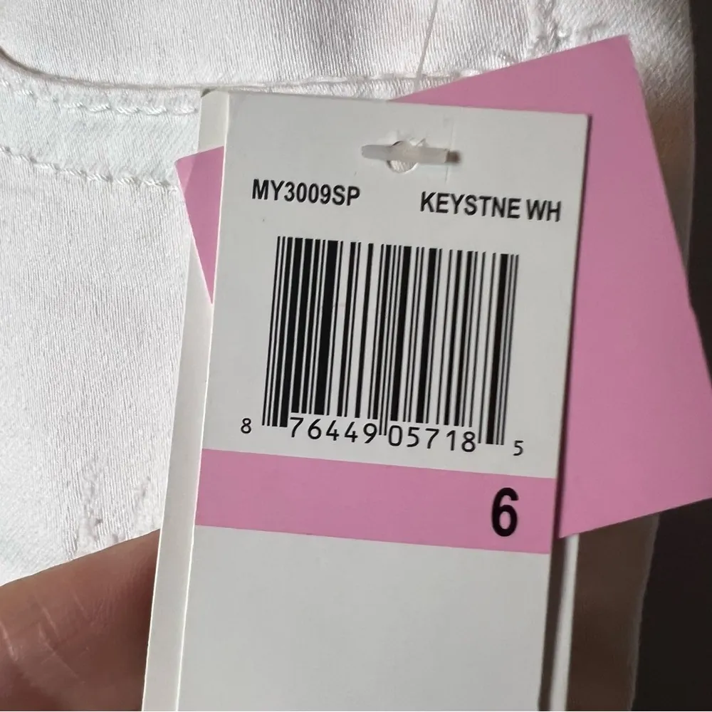 Seven7 White Cuffed Denim Shorts Women’s Size 6 Embellished Pockets NEW! - Image 4