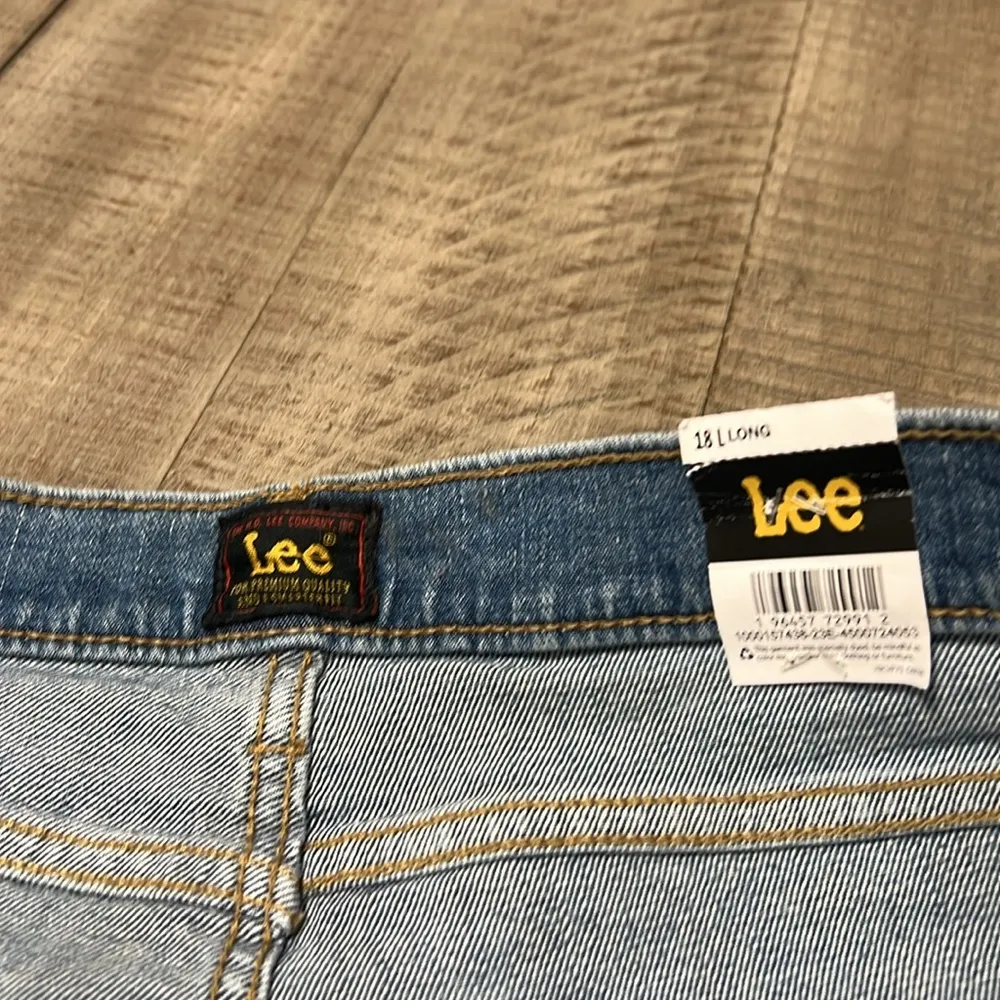 Lee NWT women’s Elevated Retro Flare jeans in 18 long - Image 3