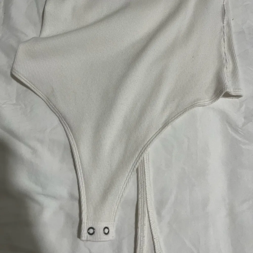 White Sleeveless Scoop Neck Bodysuit - Image 2