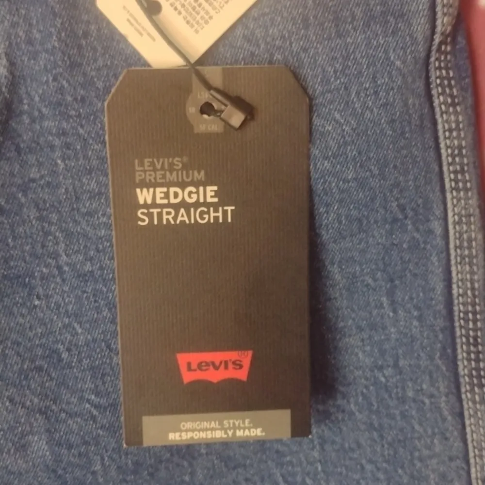 LEVI’S premium wedgie straight cropped jeans size 24x26 - Image 4