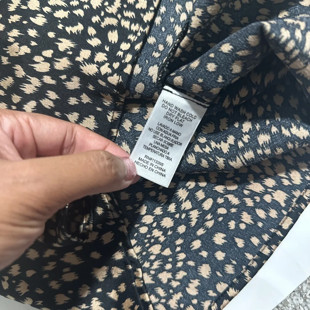 En Crème Black and Tan Satin Sleeveless Top Size L - Image 9