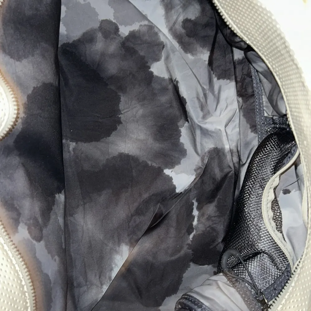 Lululemon Athletica Retro Groove Duffel Bag - Image 10