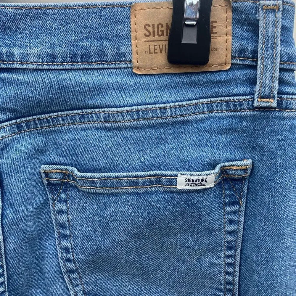 Levi’s signature “heritage boyfriend” medium wash cuffed jeans size 4/27 # 637 - Image 7