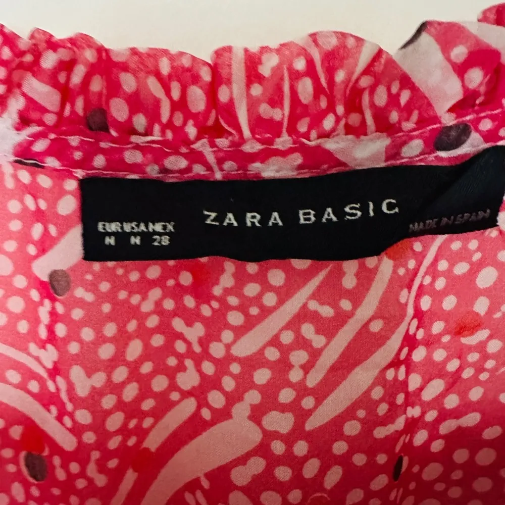 ZARA  Basic Women’s Top Silk Red Sz Medium Patterned Short Sleeve Ruffled - Image 2