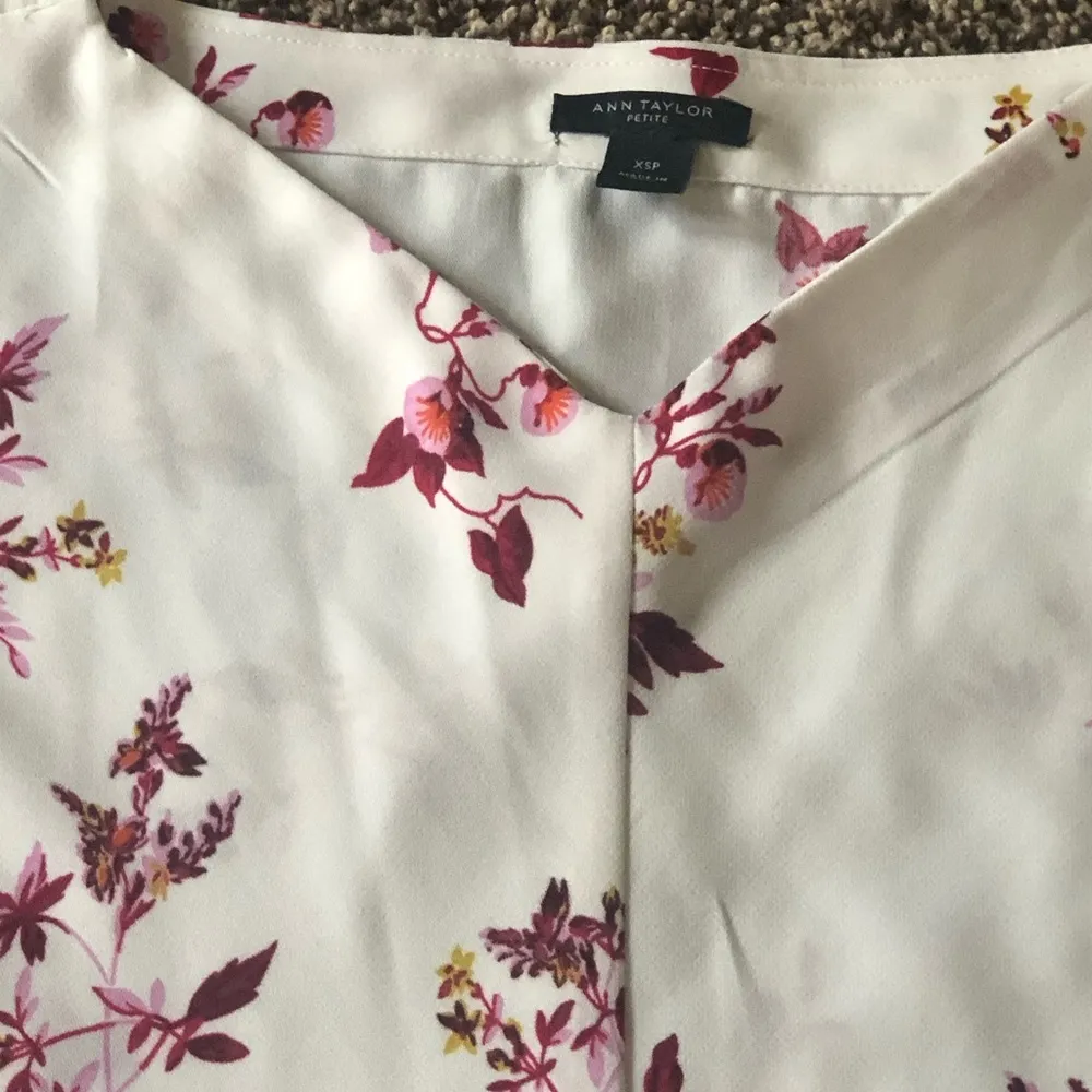 Ann Taylor Petite XS Floral Tie Front Blouse V-neck Flowers Short Sleeve - Image 3