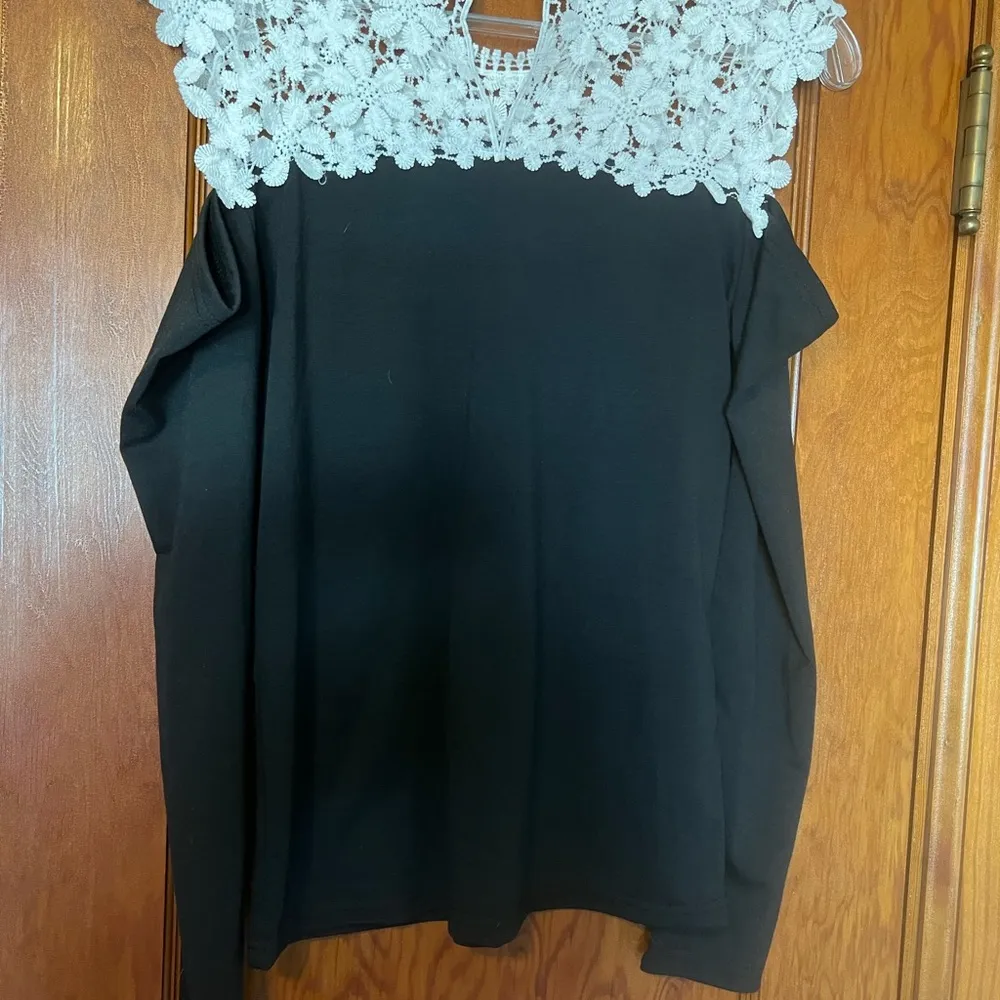 Couer de Vague floral embroidery top with peek a boo sleeve. Size M Size M - Image 2