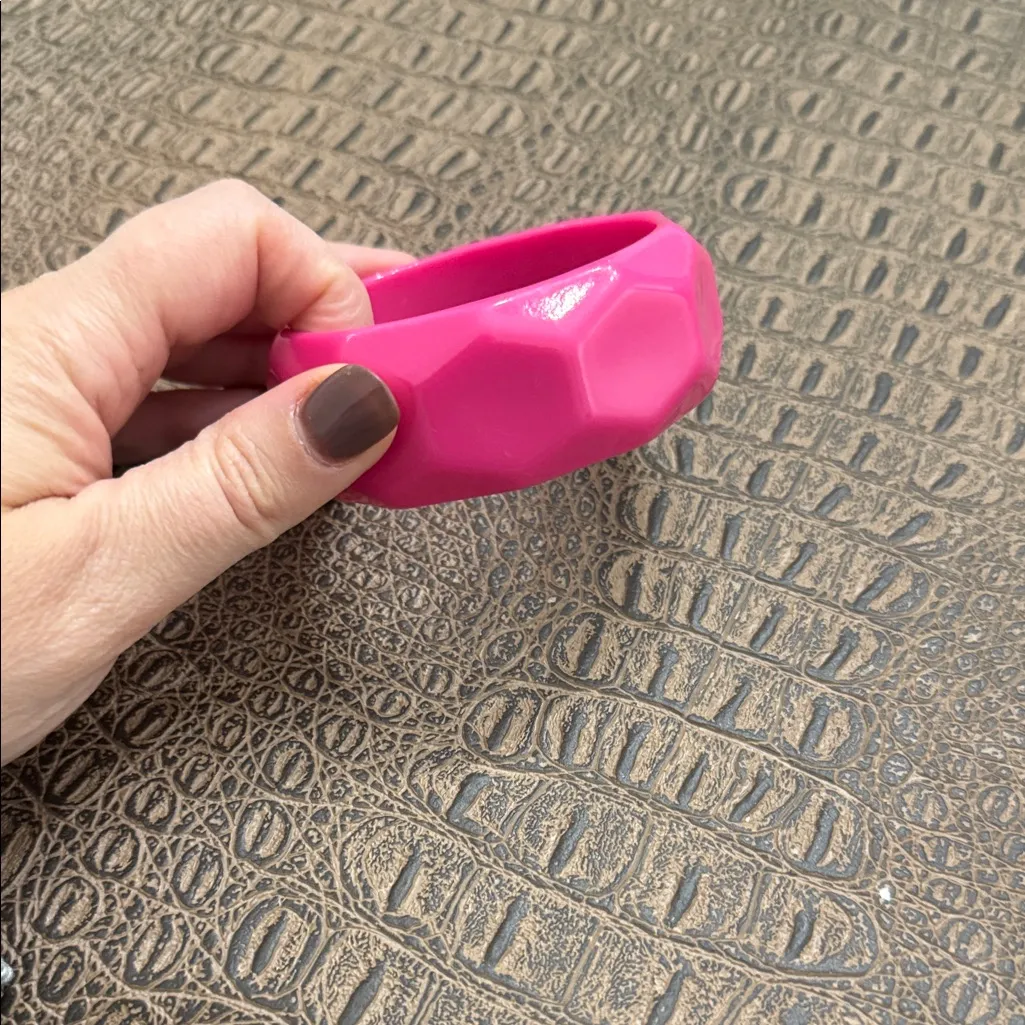 Hot pink faceted chunky bangle bracelet - Image 2