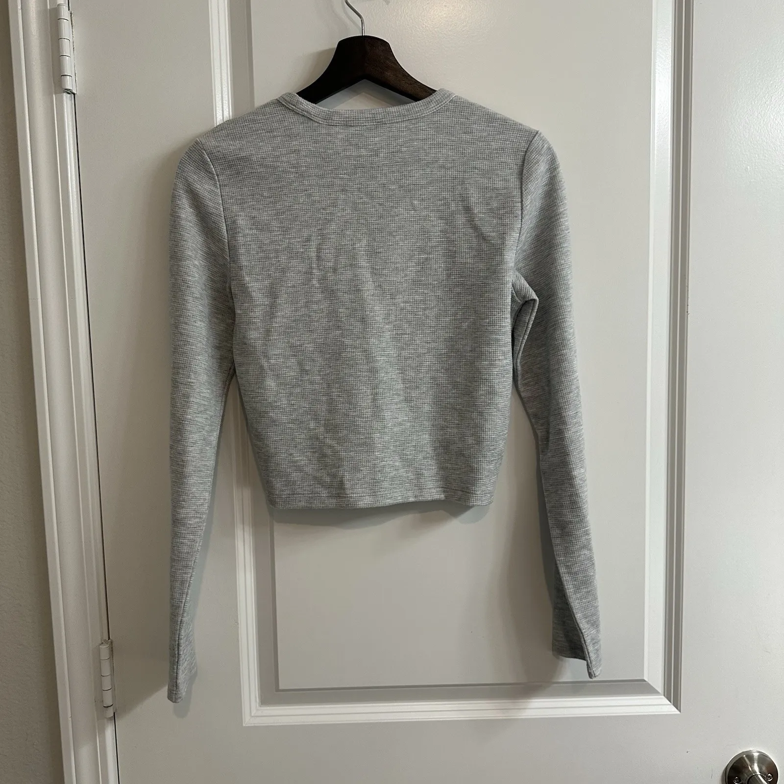 Aritzia TNA Gray Waffle Knit Long Sleeve Crop Top Medium Athleisure Cozy Minimal - Image 6