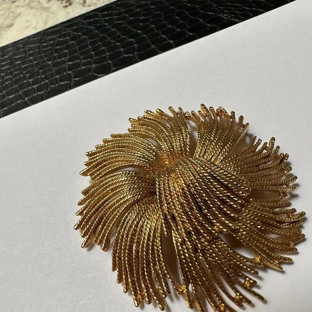 Beautiful Large Signed Monet Gold Tone Brooch Pin Fringed Textured Style - Image 3