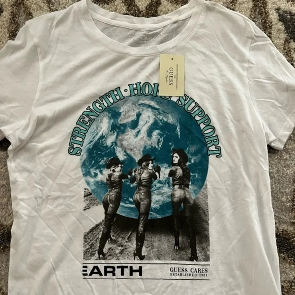 Guess t-shirt sz S - Image 2