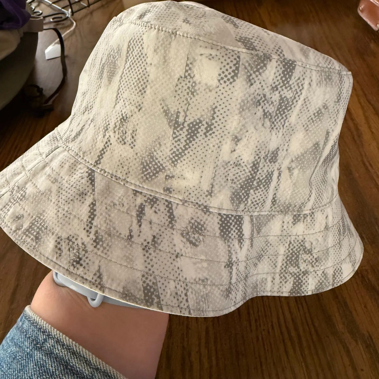 Lululemon‎ Reversible Bucket Hat White Gray Abstract Print Festival Travel - Image 2