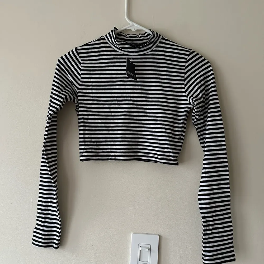 Forever 21 Black & White Striped Long Sleeve Crop Top Goth Punk Grunge Sz S NWT - Image 2