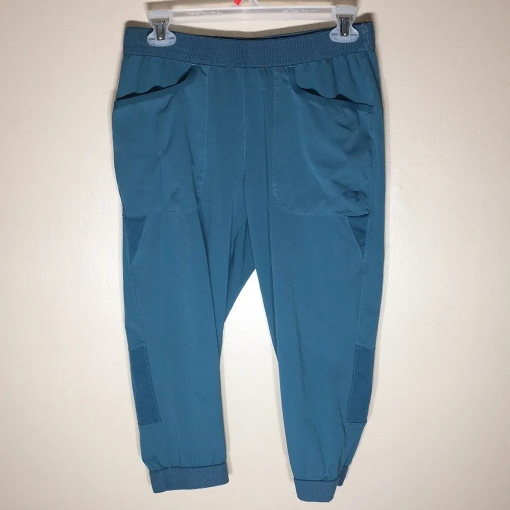 Under Armour loose cropped Capri pants size small hiking exploring blue …​ - Image 2
