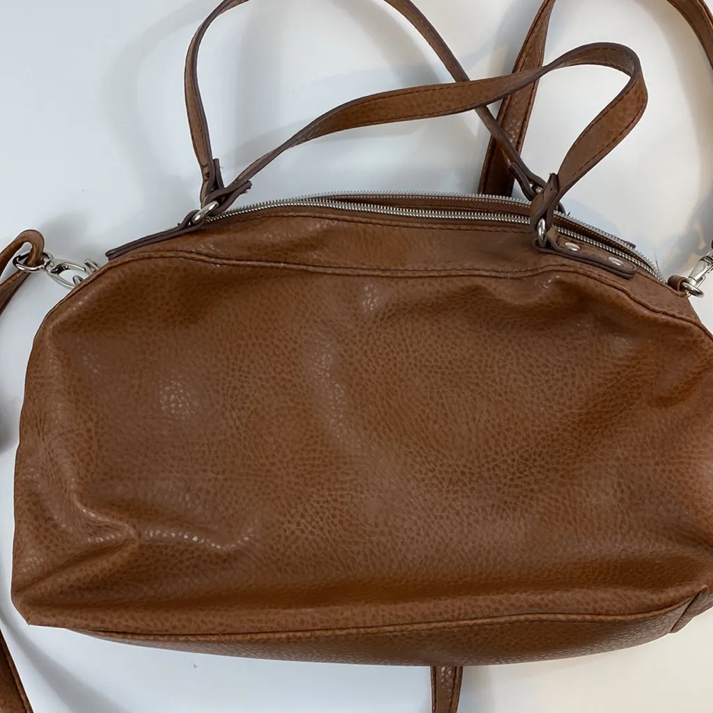 Relic tan purse with lots of pockets and removeable shoulder strap - Image 2