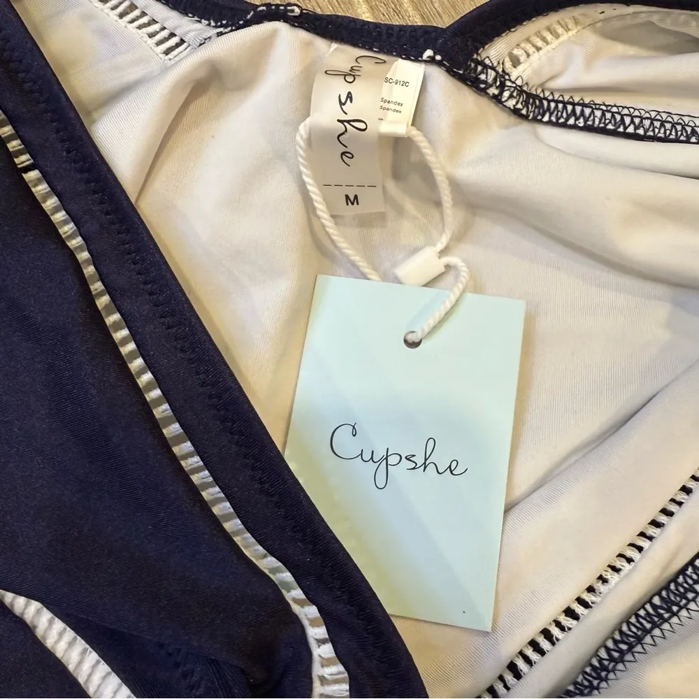 Cupshe  NWT Navy and White Deep V Swimsuit (M) - Image 4
