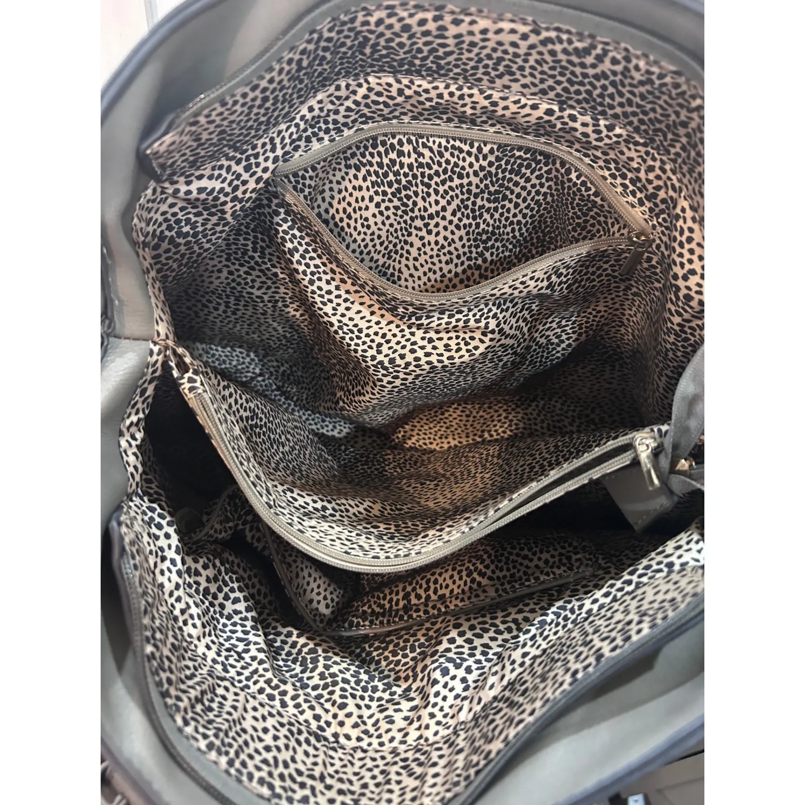 Chic‎ Faux Leather Tote Bag Gray Double Handle Top Zip Tassel Accent - Image 4