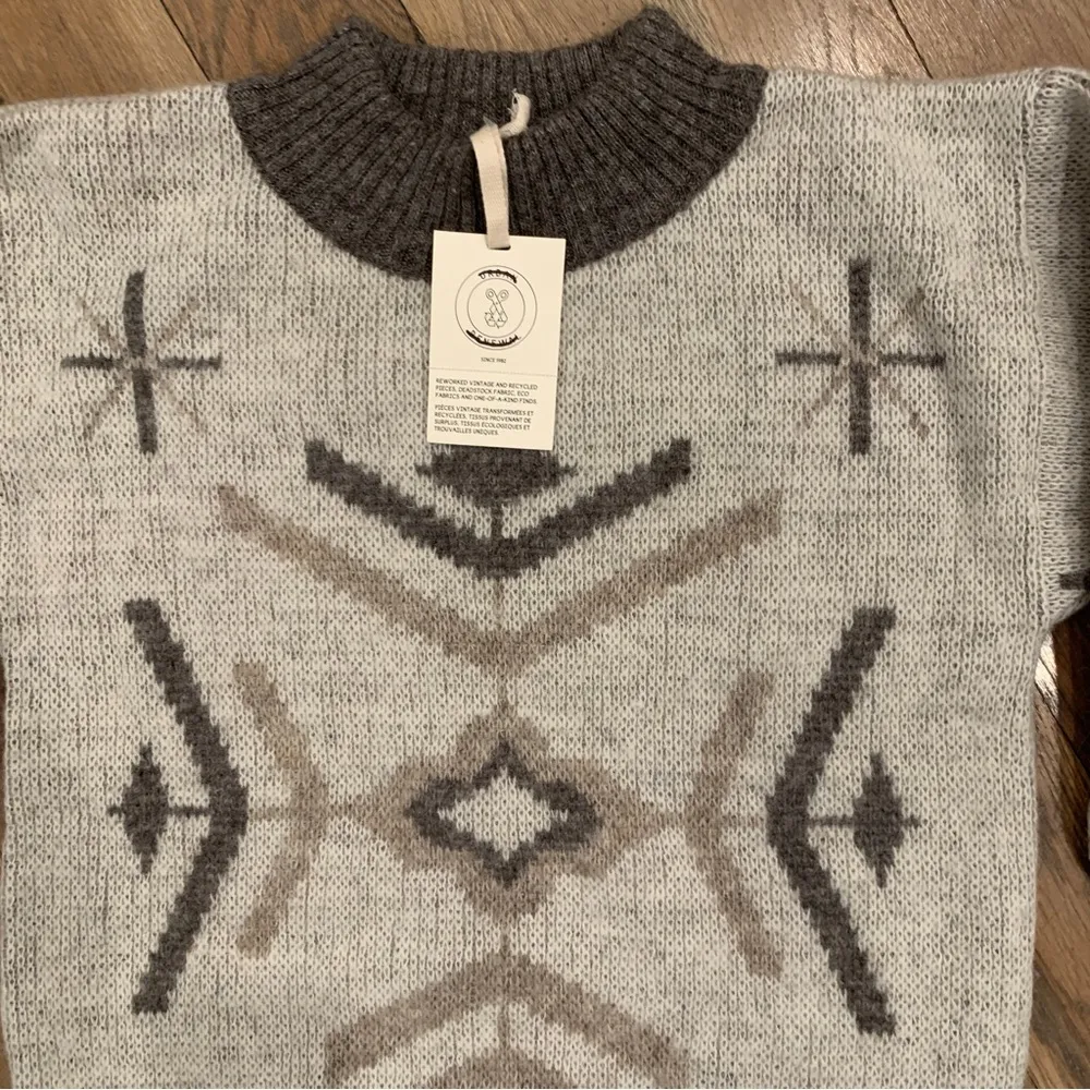 Urban Renewal Gray Reworked Vintage Sweater Size Large - Image 5