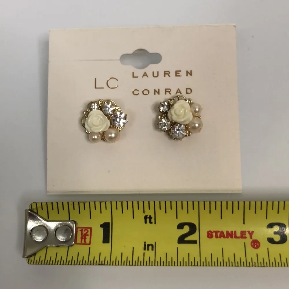 LC nwt Lauren Conrad Cream floral Crystal Earrings - Image 3