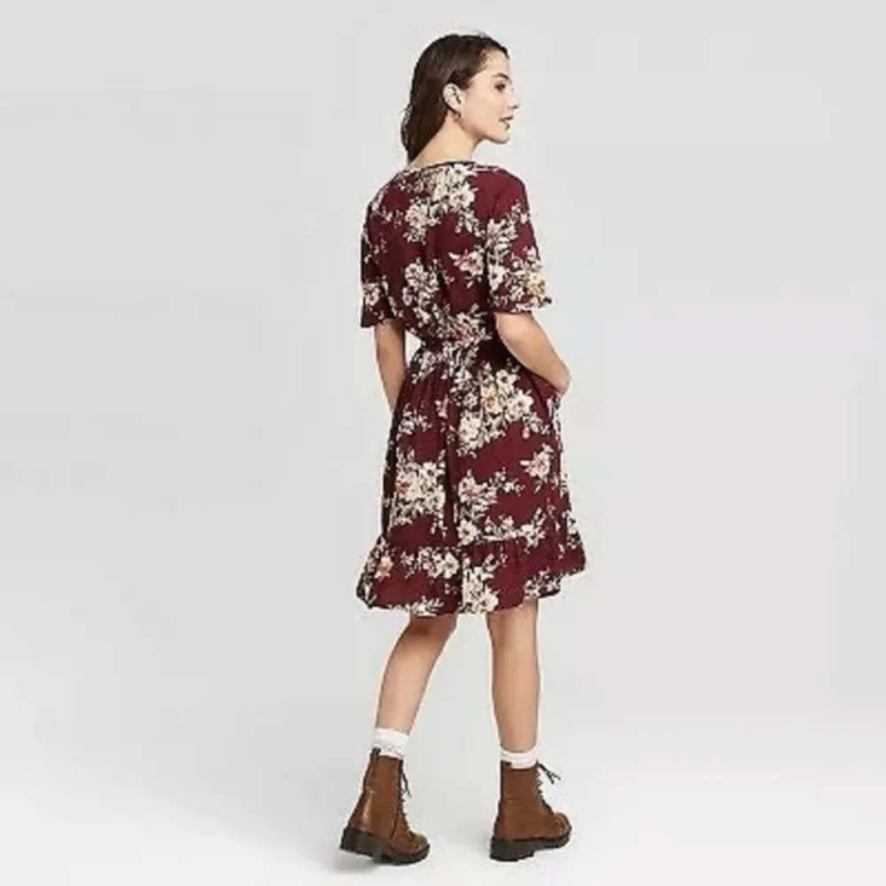 NWOT Burgundy Wine Maroon White Cream Floral Flutter Short Sleeve Mini Dress New - Image 2