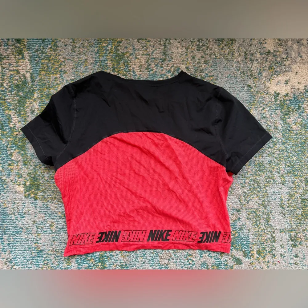 Nike DriFit mesh logo cropped coral active short sleeve top, size XL - Image 5