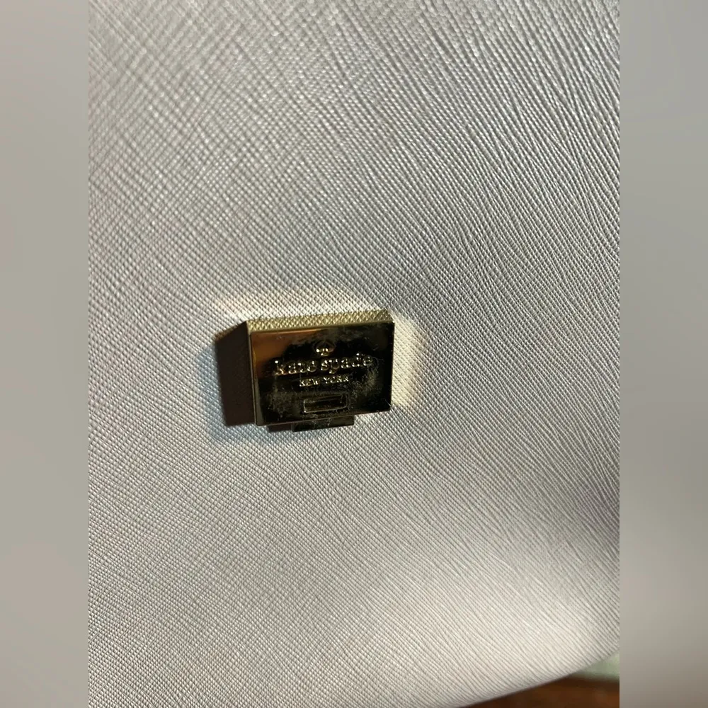 Kate Spade crossbody w adjustable strap
Lovely bag EUC, two tone shades of taupe - Image 15