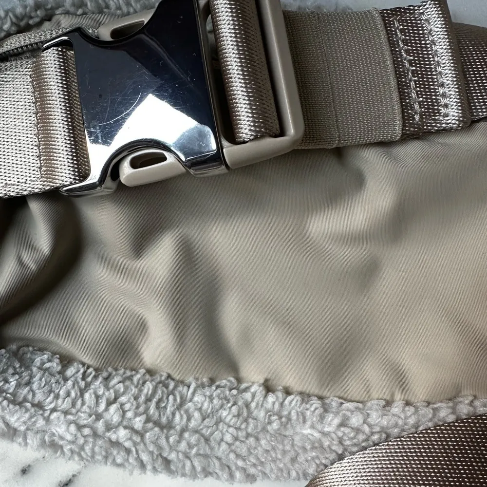 Lululemon  Sherpa everywhere belt bag in ivory/tan - Image 9