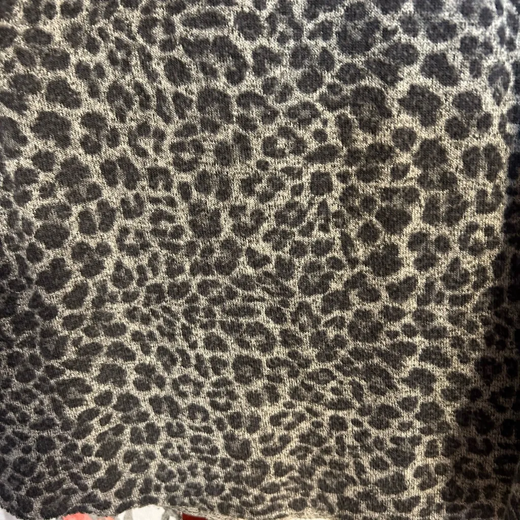 Lighter Weight Leopard 🐆 or Cheetah 🐆 Sweater, Very Good Condition - Image 5