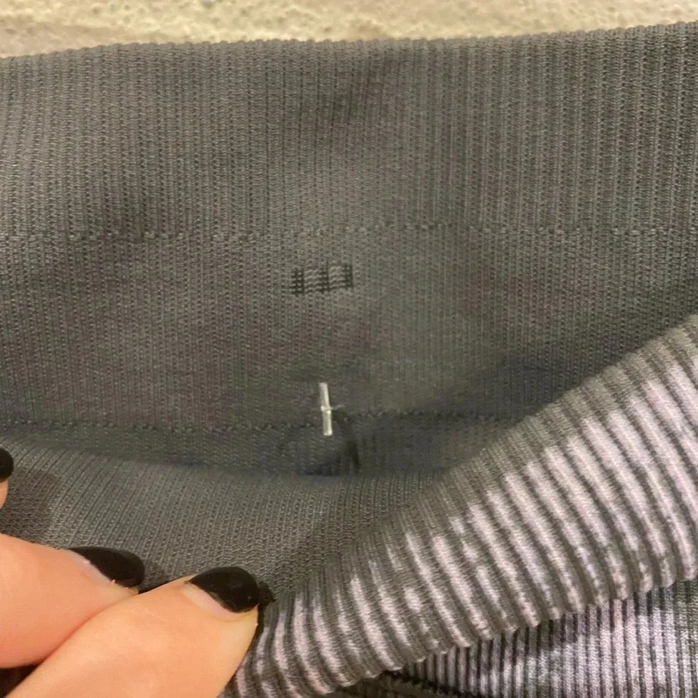 Lululemon Blot Tie Dye Leggings Size 8 VGUC - Image 3