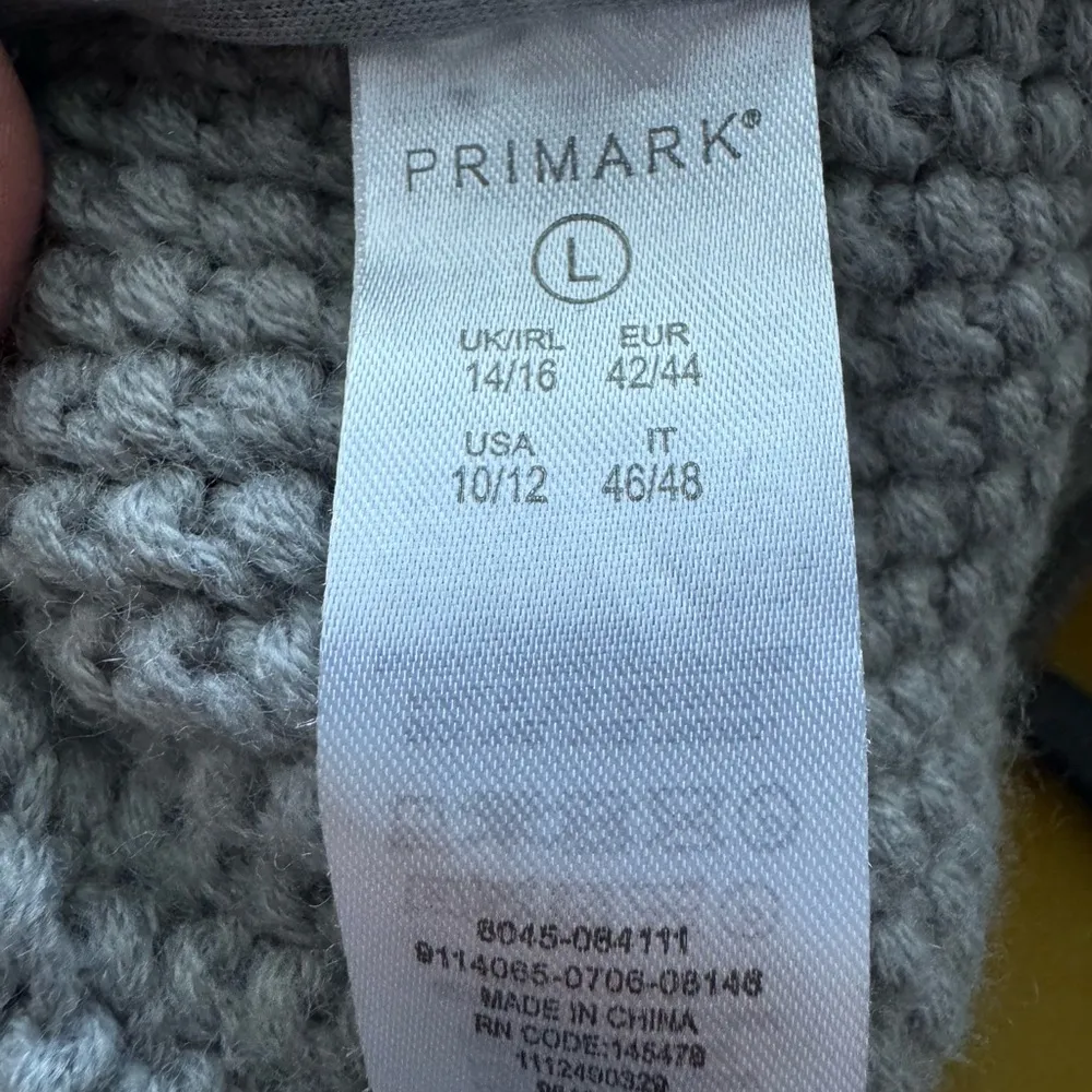 Primark women’s Gray Faux Fur Vest Size L. - Image 9