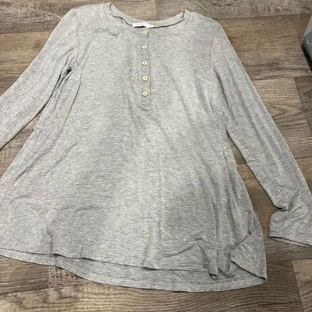 Carly jeans Gray Henley Top small - Image 5