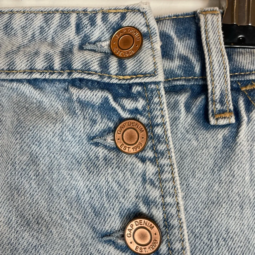 NWT GAP Light Blue Denim Skort with Buttons and Distressed Hem - Image 3