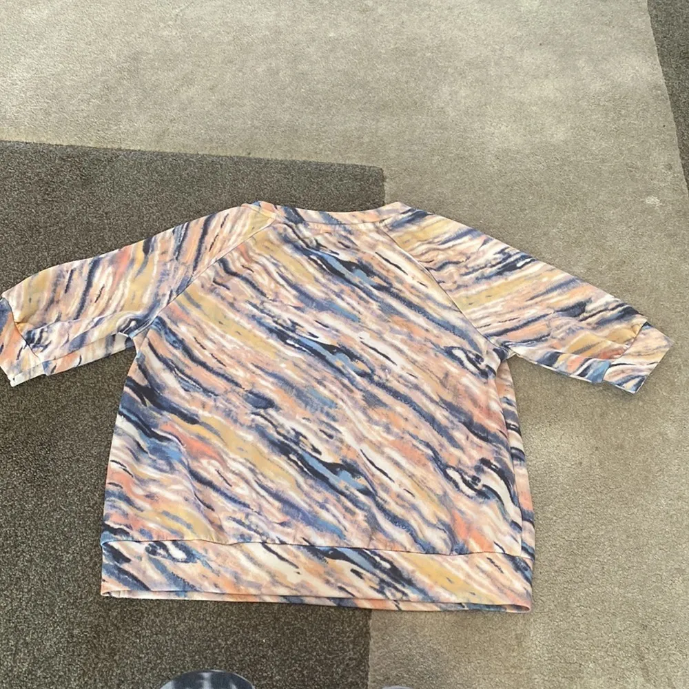 TEE Tahari Ombre Watercolor Stripe Cropped Short Sleeve Tee Shirt Womens Small - Image 4