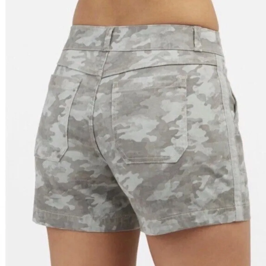Spanx Twill 6” Camo Shorts in Size Large - Image 3