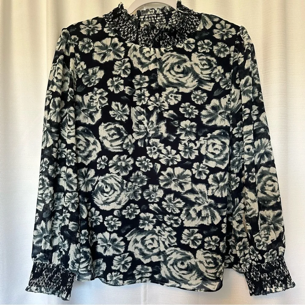 J Crew AE860 Size Small Navy Ikat Shaded Floral Crinkle Chiffon Smocked Blouse - Image 3